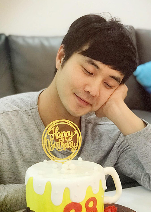 Trong mắt Thùy Linh, chồng sắp cưới hiền lành, nhẹ nhàng, ấm áp, lạc quan và đơn giản. Cả hai luôn vui, cảm thấy được là chính mình, bình yên khi ở bên nhau.