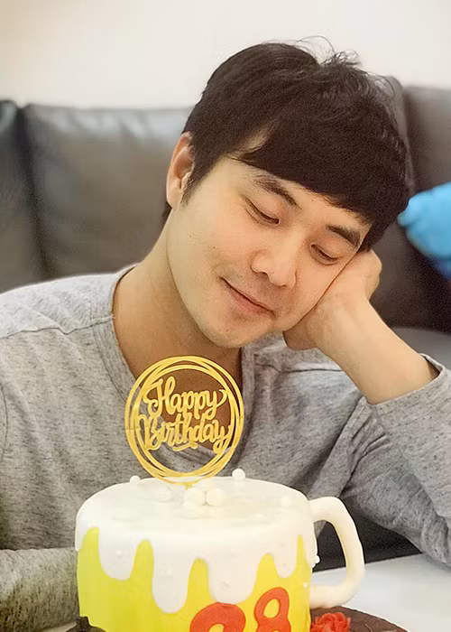 Trong mắt Thùy Linh, chồng sắp cưới hiền lành, nhẹ nhàng, ấm áp, lạc quan và đơn giản. Cả hai luôn vui, cảm thấy được là chính mình, bình yên khi ở bên nhau.