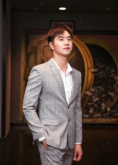 Theo Vietnamnet, Phùng Đức Hiếu bắt đầu học Sân khấu Điện ảnh từ năm 2010 và chính thức hoạt động nghệ thuật từ năm 2016.