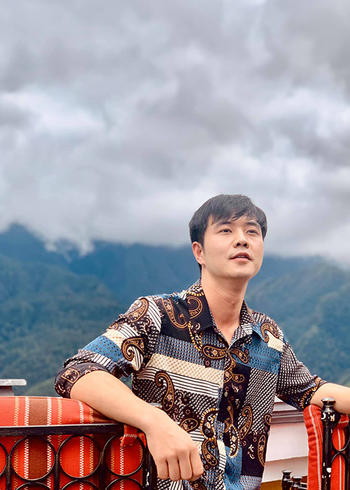 Đức Hiếu và Thùy Linh quen nhau khi cùng hợp tác chung trong một dự án phim. Nam diễn viên từng chia sẻ, Thùy Linh là cô gái thông minh rất xinh đẹp, cách ứng xử nhẹ nhàng lịch sự.