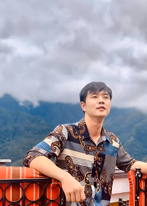 Đức Hiếu và Thùy Linh quen nhau khi cùng hợp tác chung trong một dự án phim. Nam diễn viên từng chia sẻ, Thùy Linh là cô gái thông minh rất xinh đẹp, cách ứng xử nhẹ nhàng lịch sự.