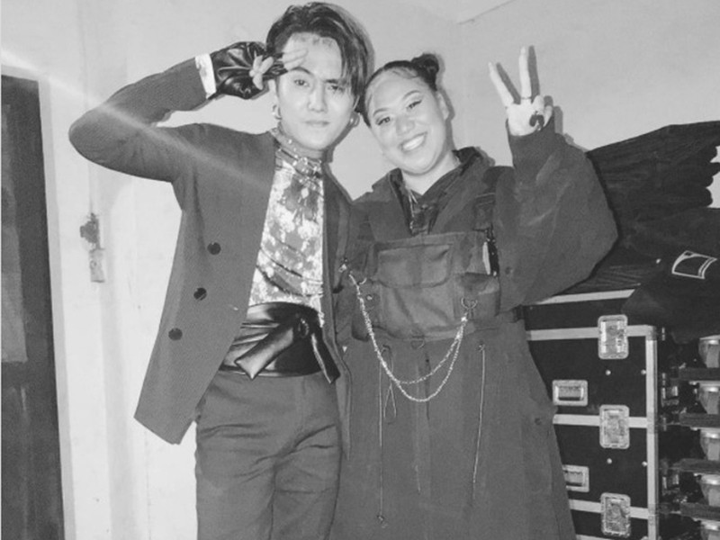 Đạt G chia sẻ ảnh hình ảnh bên Karma trong hậu trường một lễ trao giải đồng thời viết: "Chào nhé Karma”.