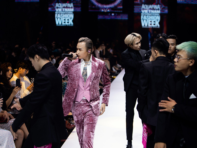 Từ tháng 7/2020, Binz bị đồn yêu Châu Bùi sau loạt bằng chứng. Đầu tiên, rapper bị phát hiện chỉ follow duy nhất tài khoản Instagram của hot girl, fashionista này. Trong khi đó, Châu Bùi liên tục chia sẻ, kêu gọi khán giả ủng hộ ca khúc “Bigcityboi” dù trước đây, cô chưa từng đăng tải các bài hát của Binz.