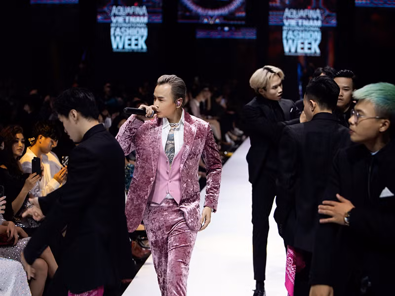 Từ tháng 7/2020, Binz bị đồn yêu Châu Bùi sau loạt bằng chứng. Đầu tiên, rapper bị phát hiện chỉ follow duy nhất tài khoản Instagram của hot girl, fashionista này. Trong khi đó, Châu Bùi liên tục chia sẻ, kêu gọi khán giả ủng hộ ca khúc “Bigcityboi” dù trước đây, cô chưa từng đăng tải các bài hát của Binz.