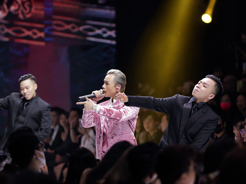 Ca sĩ Binz và Soobin Hoàng Sơn mang bản hit "Blackjack" khai mạc sự kiện.