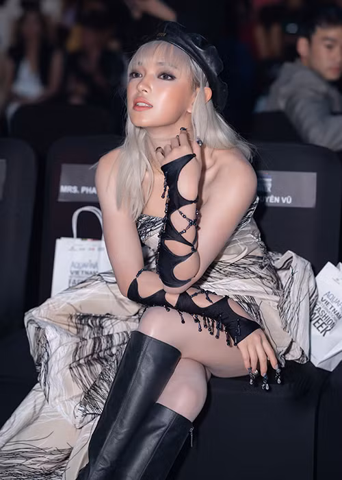 Cô chờ đợi sự xuất hiện của bạn trai tin đồn và BST đến từ các nhà thiết kế.