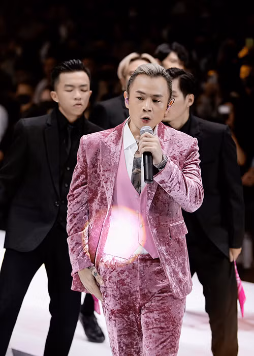 Màn “tương tác” giữa Châu Bùi và Binz diễn ra ngắn ngủi nhưng cũng đủ khiến dàn khách mời phấn khích.