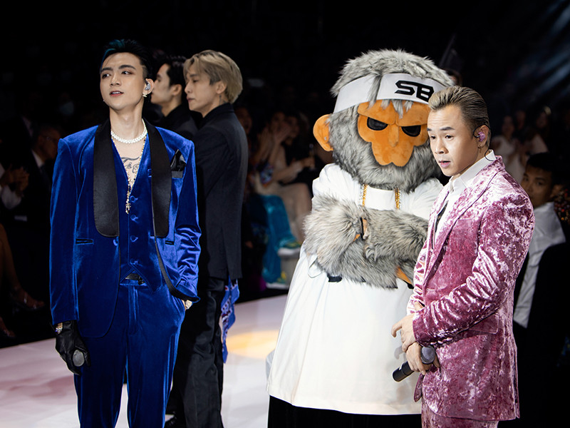 Ngoài ra, hai người từng mặc áo đôi. Bên cạnh đó, Binz từng thú nhận “Gu của anh là châu Á”, còn Châu Bùi chơi trò nối chữ “Á! Lại là bạn Châu”. Gần đây, Châu Bùi cho biết, cô đã bị kiến ba khoang đốt. Sau đó, Binz bất ngờ đặt nghệ danh mới là "Binz Ba Khoang".