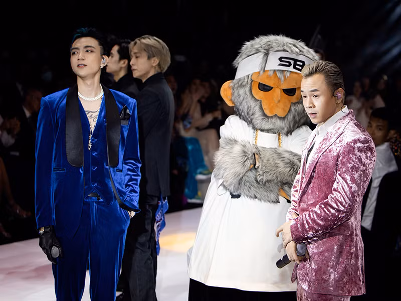 Ngoài ra, hai người từng mặc áo đôi. Bên cạnh đó, Binz từng thú nhận “Gu của anh là châu Á”, còn Châu Bùi chơi trò nối chữ “Á! Lại là bạn Châu”. Gần đây, Châu Bùi cho biết, cô đã bị kiến ba khoang đốt. Sau đó, Binz bất ngờ đặt nghệ danh mới là "Binz Ba Khoang".