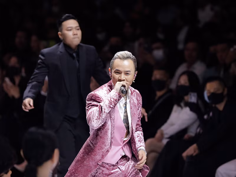 Nam ca sĩ điển trai diện thiết kế màu hồng, phong cách làm nên thương hiệu của mình.