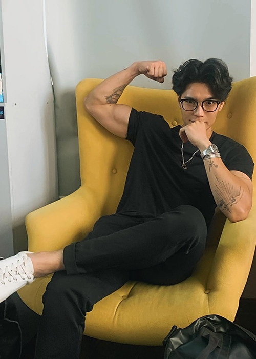 Huy Trần sinh năm 1990, kém Ngô Thanh Vân đến 11 tuổi. Anh có ba mẹ là người Việt, 1 tuổi anh cùng gia đình sang Đức.