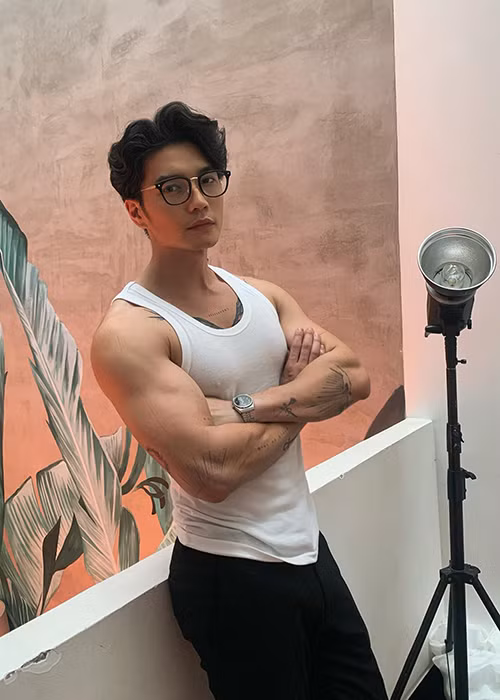 Bạn trai tin đồn của Ngô Thanh Vân sở hữu gương mặt nam tính, điển trai cùng vóc dáng vạm vỡ.