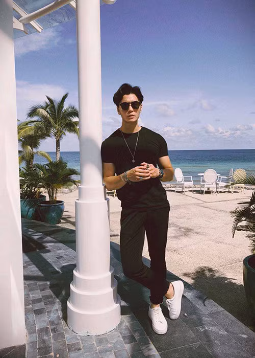 Trên Thương hiệu &amp; doanh nhân, Huy Trần chia sẻ, anh muốn trở thành một diễn viên võ thuật, hành động.