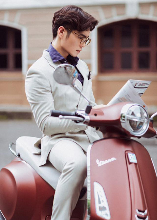 Huy Trần còn từng thử diễn xuất khi tham gia MV "Có như không có" của Hiền Hồ.