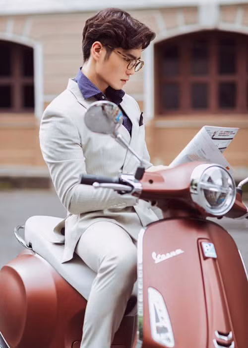 Huy Trần còn từng thử diễn xuất khi tham gia MV "Có như không có" của Hiền Hồ.