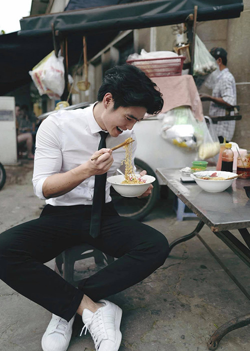 Điển trai, giỏi nấu ăn, Huy Trần đốn tim nhiều cư dân mạng.