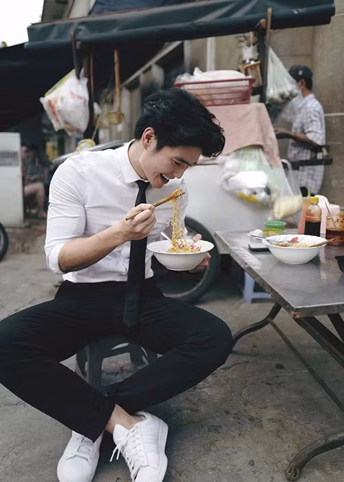 Điển trai, giỏi nấu ăn, Huy Trần đốn tim nhiều cư dân mạng.