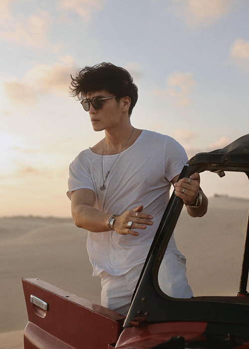 Nếu dấn thân vào lĩnh vực diễn xuất, chàng doanh nhân trẻ có lợi thế lớn về ngoại hình.