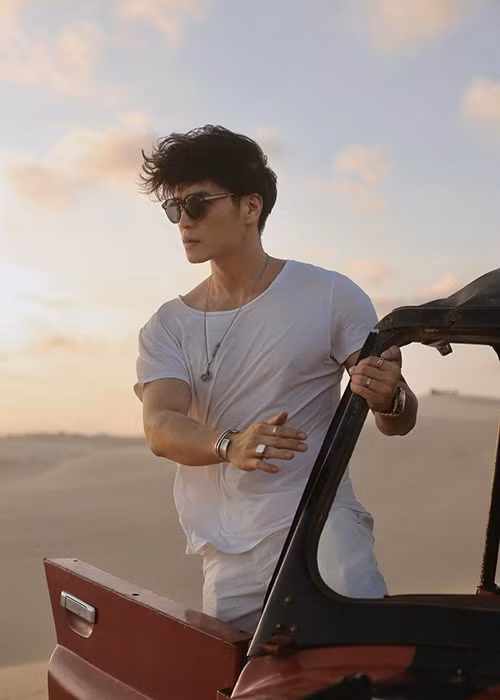 Nếu dấn thân vào lĩnh vực diễn xuất, chàng doanh nhân trẻ có lợi thế lớn về ngoại hình.