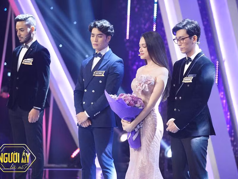 Huy Trần bắt đầu gây chú ý khi được Hương Giang chọn hẹn hò trong chương trình Người ấy là ai năm 2019. Tuy nhiên, thời điểm đó, anh đang hẹn hò Thảo Nhi.