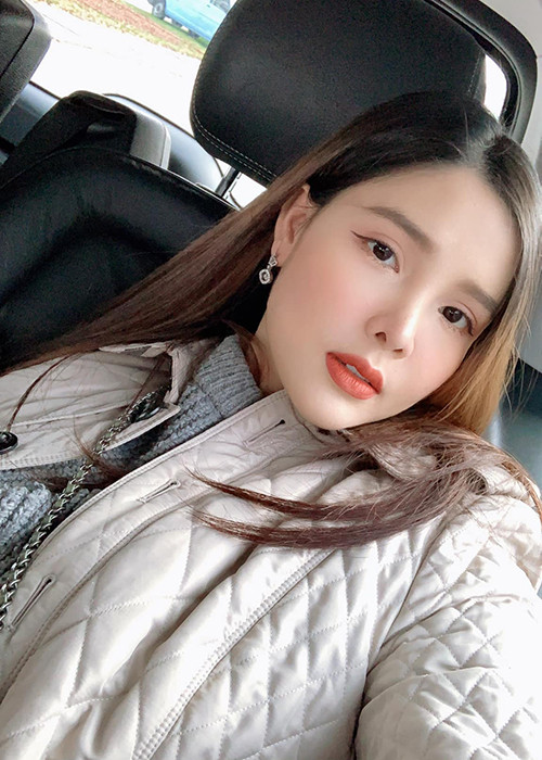 Nữ người mẫu khoe nhan sắc mặn mà trong tuần thứ 39 của thai kỳ.