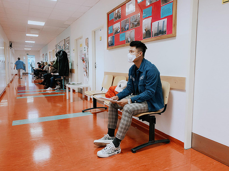 Nam cầu thủ đưa vợ đi khám thai.