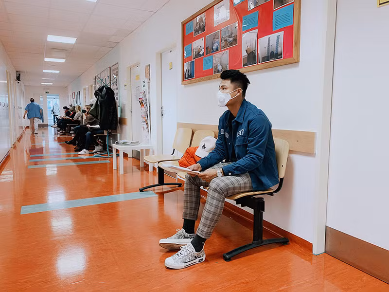 Nam cầu thủ đưa vợ đi khám thai.