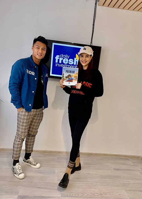 Con trai thứ hai của Kỳ Hân - Mạc Hồng Quân vừa chào đời. Mạc Hồng Quân chia sẻ, bà xã sinh con sau 10 tiếng đau đẻ. Quý tử mới sinh của Kỳ Hân - Mạc Hồng Quân nặng 3,6 kg, tên thân mật là Dưa hấu.