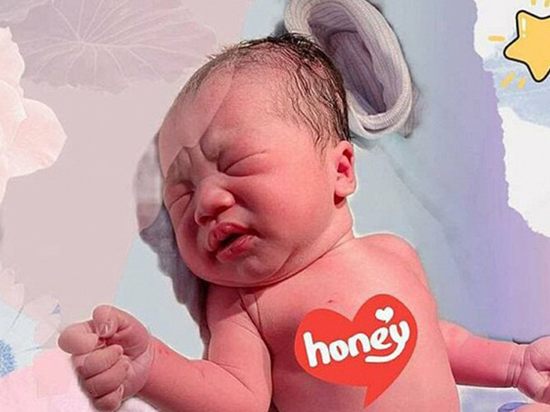 Mạc Hồng Quân chia sẻ hình ảnh con trai mới sinh nhưng sau đó đã gỡ bài đăng.