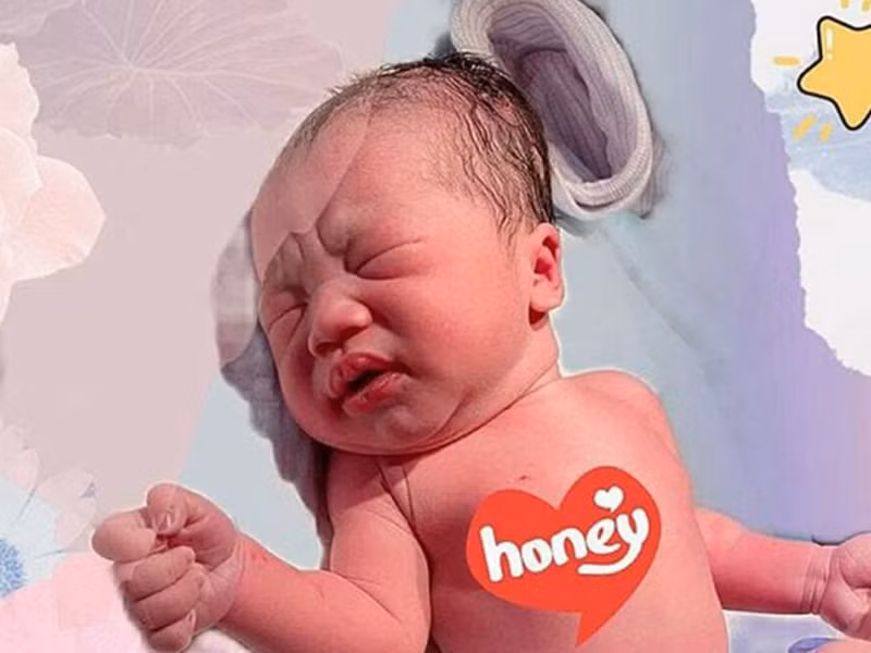 Mạc Hồng Quân chia sẻ hình ảnh con trai mới sinh nhưng sau đó đã gỡ bài đăng.