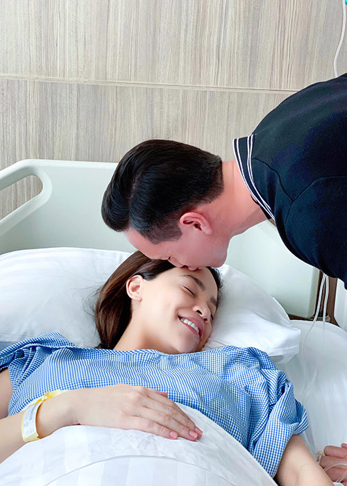 Đầu tháng 11, Hồ Ngọc Hà sinh đôi. Trong lúc nữ ca sĩ vượt cạn, Kim Lý luôn ở bên cô. Sau khi hai con chào đời, nam diễn viên gửi lời yêu thương đến vợ và các thiên thần nhỏ của mình.