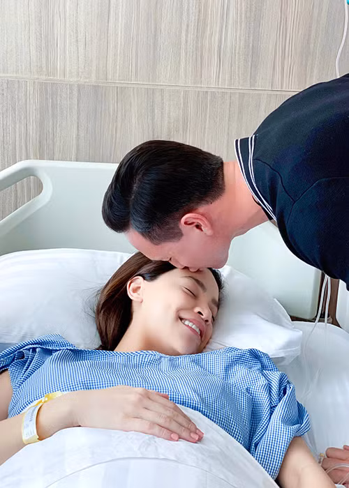 Đầu tháng 11, Hồ Ngọc Hà sinh đôi. Trong lúc nữ ca sĩ vượt cạn, Kim Lý luôn ở bên cô. Sau khi hai con chào đời, nam diễn viên gửi lời yêu thương đến vợ và các thiên thần nhỏ của mình.