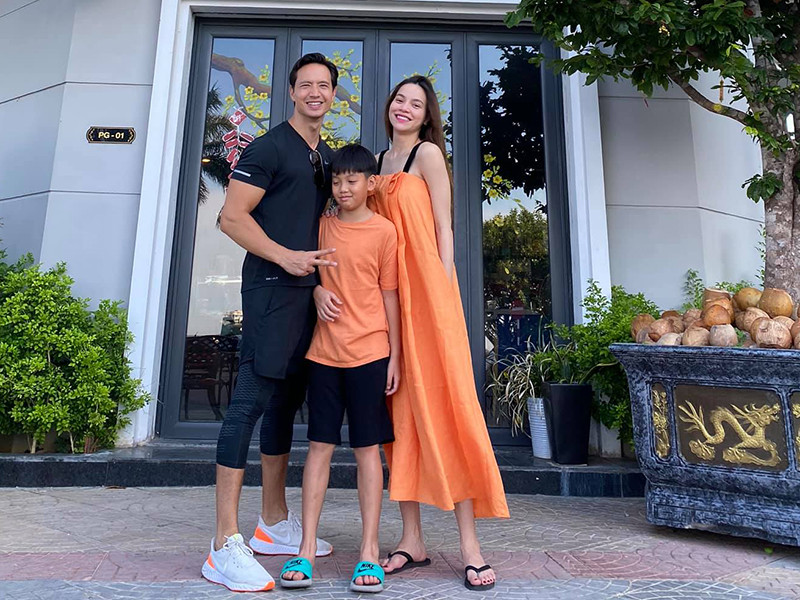 Năm 2020, Hồ Ngọc Hà còn đón tin vui mang bầu song sinh: một trai, một gái. Đến cuối giai đoạn bầu bí, nữ ca sĩ mới thừa nhận thông tin mang thai.