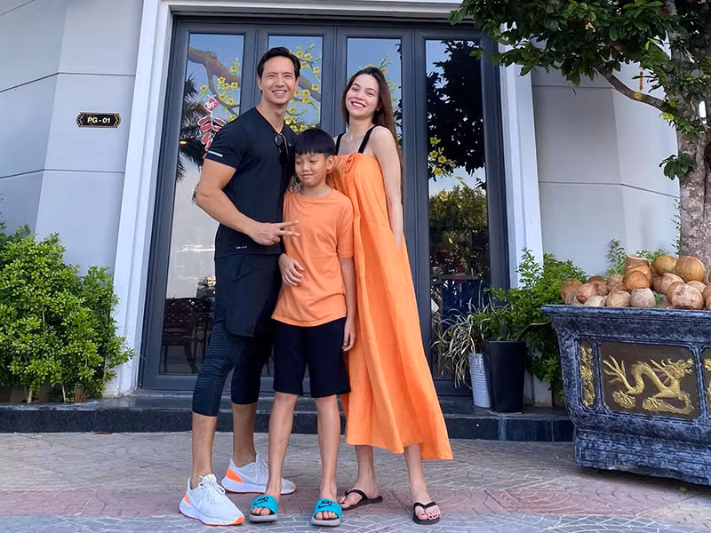 Năm 2020, Hồ Ngọc Hà còn đón tin vui mang bầu song sinh: một trai, một gái. Đến cuối giai đoạn bầu bí, nữ ca sĩ mới thừa nhận thông tin mang thai.