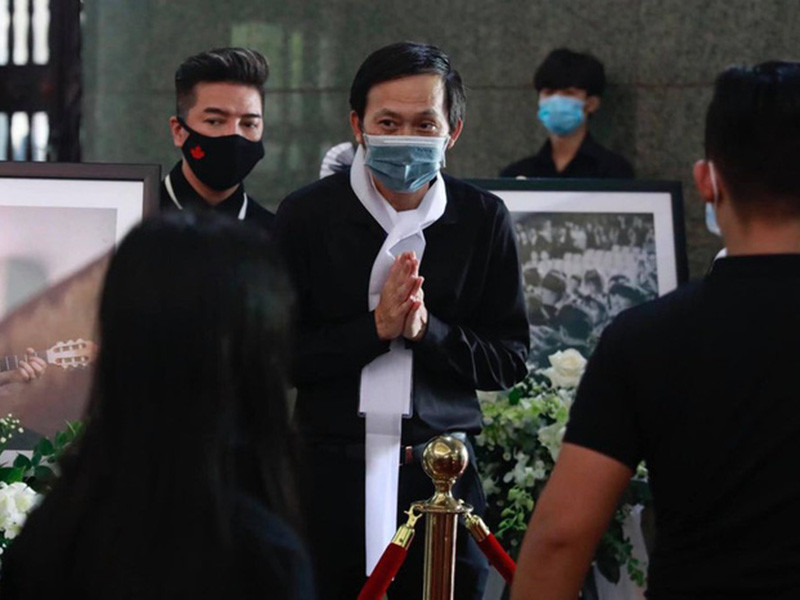 Hoài Linh đã viết: "Huynh ơi/Bước chân phiêu dạt đã mỏi rồi/ Anh ơi, nằm xuống nghỉ ngơi thôi/ Đời trả anh về với nước Chúa/ Chỉ giữ nụ cười anh trên môi/ Hai mươi mấy năm nghĩa đệ huynh/ Em xin giữ lại những bóng hình/ Giữ lại cho mình miền ký ức/ Giữ lại trong tim những chân tình/ Từ nay chăng nghe tiếng thị phi/ Gạt bỏ ưu phiền những sân si/ Chẳng còn nhìn cảnh đời đen bạc/ Chẳng phải nghe tiếng bấc tiếng chì/ Kiếp người anh trọn chốn hồng trần/ Kiếp tằm anh trọn với ân nhân/ Thanh thản mỉm cười an nhiên nhé/ Ngủ giấc thật sâu, giấc thiên thần". Ảnh: Đất Việt