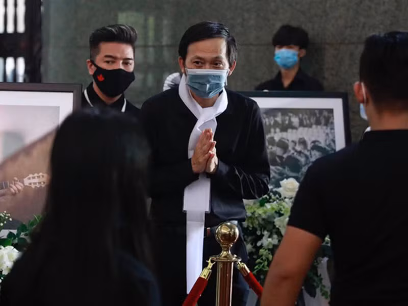 Hoài Linh đã viết: "Huynh ơi/Bước chân phiêu dạt đã mỏi rồi/ Anh ơi, nằm xuống nghỉ ngơi thôi/ Đời trả anh về với nước Chúa/ Chỉ giữ nụ cười anh trên môi/ Hai mươi mấy năm nghĩa đệ huynh/ Em xin giữ lại những bóng hình/ Giữ lại cho mình miền ký ức/ Giữ lại trong tim những chân tình/ Từ nay chăng nghe tiếng thị phi/ Gạt bỏ ưu phiền những sân si/ Chẳng còn nhìn cảnh đời đen bạc/ Chẳng phải nghe tiếng bấc tiếng chì/ Kiếp người anh trọn chốn hồng trần/ Kiếp tằm anh trọn với ân nhân/ Thanh thản mỉm cười an nhiên nhé/ Ngủ giấc thật sâu, giấc thiên thần". Ảnh: Đất Việt