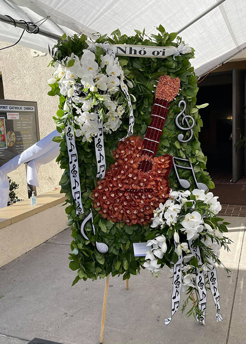 Ngoài bài thơ của Hoài Linh, khán giả còn rơi nước mắt trước hình ảnh cây đàn guitar được làm từ những bông hoa. Sinh thời, nghệ sĩ Chí Tài đam mê ca hát, thường xuyên biểu diễn với cây đàn guitar. Ảnh: Tổ quốc