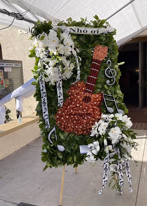 Ngoài bài thơ của Hoài Linh, khán giả còn rơi nước mắt trước hình ảnh cây đàn guitar được làm từ những bông hoa. Sinh thời, nghệ sĩ Chí Tài đam mê ca hát, thường xuyên biểu diễn với cây đàn guitar. Ảnh: Tổ quốc