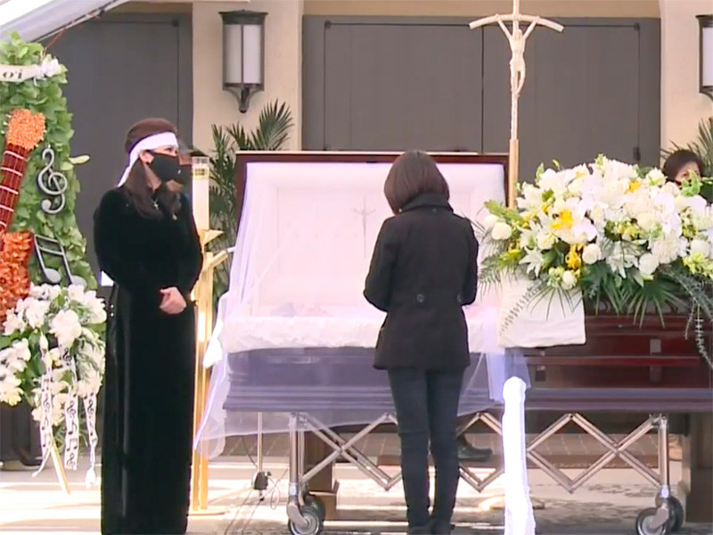 Cũng trong lễ tang của nghệ sĩ Chí Tài ở Mỹ, bà xã của cố nghệ sĩ - ca sĩ Phương Loan đặt gấu bông hình con heo. Lúc còn sống, nam nghệ sĩ thường xuyên mua tặng heo nhồi bông tặng vợ. Ảnh: Saostar