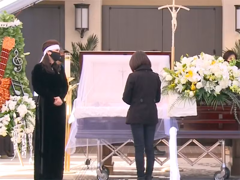 Cũng trong lễ tang của nghệ sĩ Chí Tài ở Mỹ, bà xã của cố nghệ sĩ - ca sĩ Phương Loan đặt gấu bông hình con heo. Lúc còn sống, nam nghệ sĩ thường xuyên mua tặng heo nhồi bông tặng vợ. Ảnh: Saostar