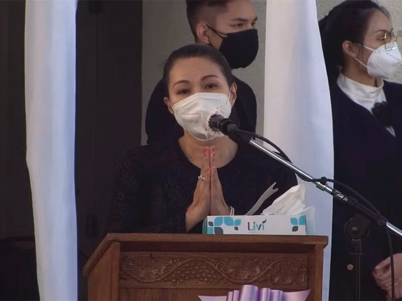 Trong tang lễ nghệ sĩ Chí Tài, NSƯT Ngọc Huyền kể chi tiết nhỏ nhưng đủ cho thấy nghệ sĩ Chí Tài sống tình nghĩa ra sao. “Chưa bao giờ anh Tài để đồng nghiệp nữ tự xách vali khi đi diễn chung", cô kể. Ảnh: Vietnamnet