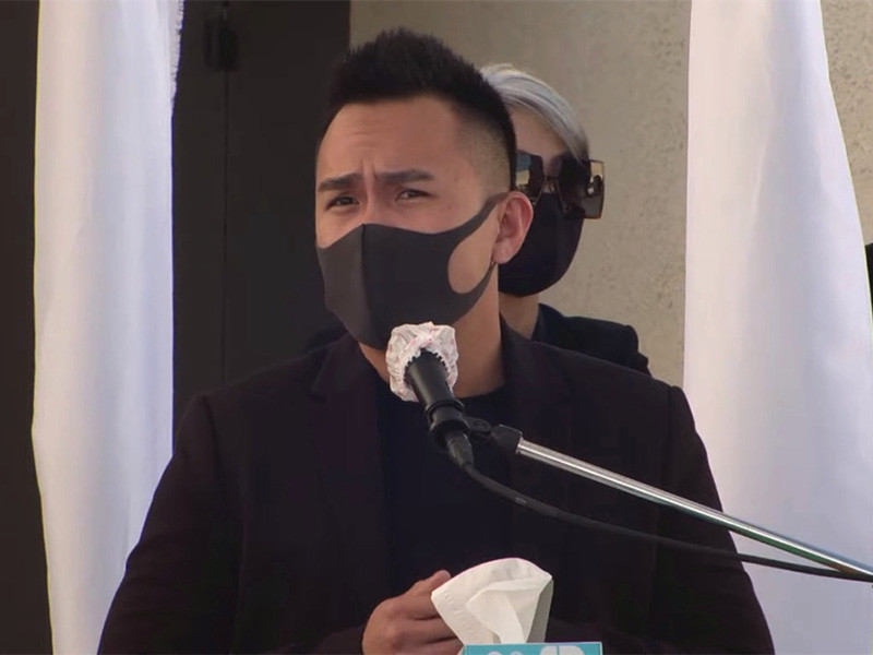 Thành Vinh kể: “Con còn nhớ lúc con có việc làm, chú còn nói đùa là hãy làm chức cao để mua máy bay chở chú và bố đi làm. Khi chú đi diễn ở gần nơi con ở, chú hay gọi điện thoại rủ con đi ăn trưa”. Ảnh: Vietnamnet