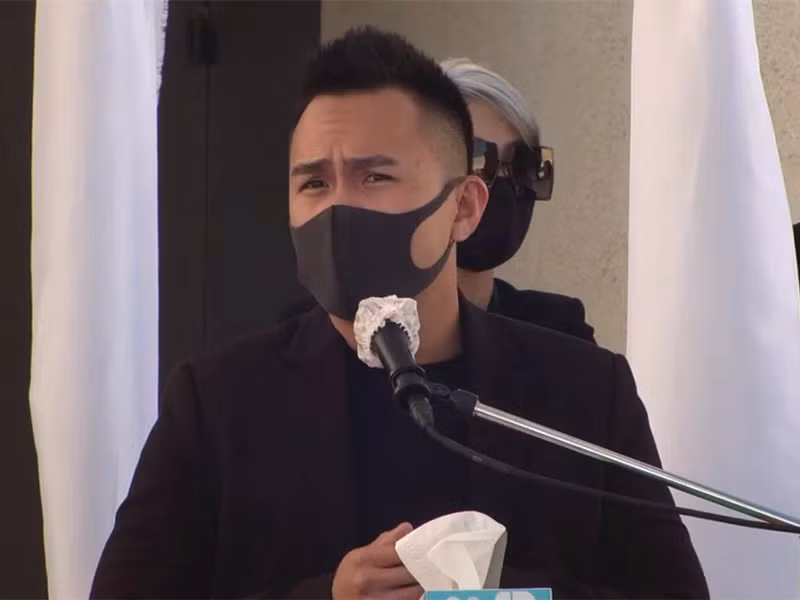 Thành Vinh kể: “Con còn nhớ lúc con có việc làm, chú còn nói đùa là hãy làm chức cao để mua máy bay chở chú và bố đi làm. Khi chú đi diễn ở gần nơi con ở, chú hay gọi điện thoại rủ con đi ăn trưa”. Ảnh: Vietnamnet