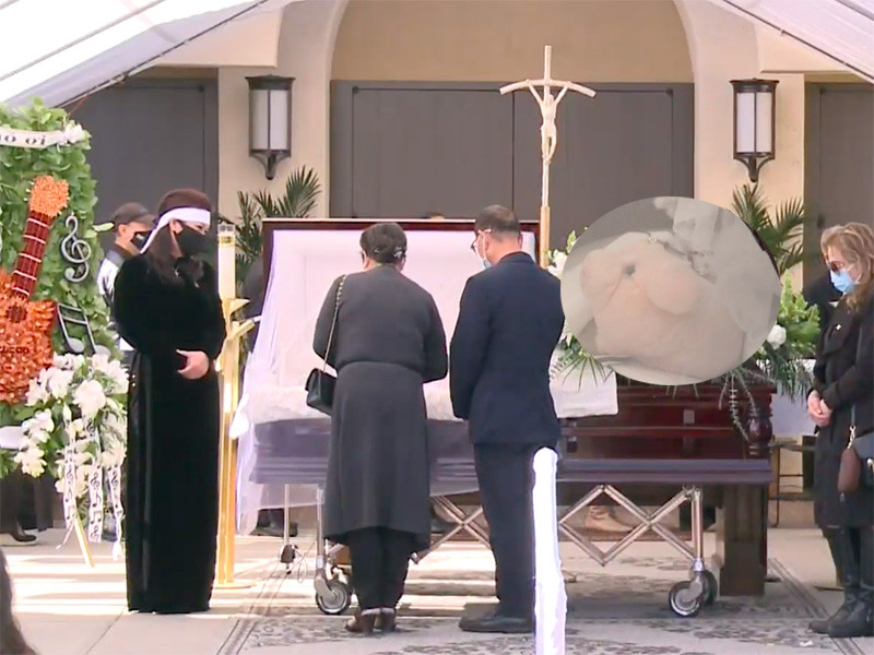 Bà xã của Chí Tài chia sẻ trước ngày tang lễ: “Đây là con heo anh Tài mua cho Bé Heo. Mỗi lần đi đâu hay về Việt Nam là Bé Heo đều mang theo để ôm ngủ khi trên máy bay. Bây giờ Bé Heo mang đến đây để chút nữa để nó ở chung với anh Tài để anh biết có Bé Heo kề bên”. Ảnh: Saostar