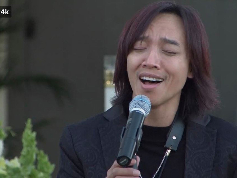 ...Mẹ không dám khóc trước mặt con chỉ muốn những điều vui vẻ đến với mọi người. Anh Tài cũng muốn vậy. Có lần em làm gãy cây đàn, anh Tài qua hỏi biết em làm gãy, 2 anh em không ai dám la em, âm thầm sửa lại còn lén nói xấu em “chân ngắn mà đi sao leo lên cây đàn, may là đàn của Phương chứ của anh là mệt, à nói vậy thôi tại anh là người mê đàn”. Em vẫn giữ cây đàn anh thích nhất của anh đây. Giờ Phương hát chào anh nhé”.