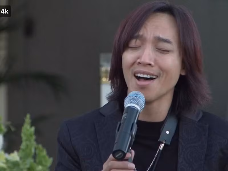 ...Mẹ không dám khóc trước mặt con chỉ muốn những điều vui vẻ đến với mọi người. Anh Tài cũng muốn vậy. Có lần em làm gãy cây đàn, anh Tài qua hỏi biết em làm gãy, 2 anh em không ai dám la em, âm thầm sửa lại còn lén nói xấu em “chân ngắn mà đi sao leo lên cây đàn, may là đàn của Phương chứ của anh là mệt, à nói vậy thôi tại anh là người mê đàn”. Em vẫn giữ cây đàn anh thích nhất của anh đây. Giờ Phương hát chào anh nhé”.