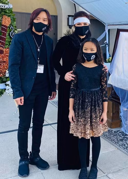 Từ Việt Nam, Việt Hương chia sẻ hình ảnh chồng và con gái đến viếng nghệ sĩ Chí Tài và nghẹn ngào kể kỷ niệm của gia đình cô với cố nghệ sĩ. Cô viết: “Ấm lòng quá, nước mắt cứ chảy. Con gái cũng ra chào bác Tài, từ nhỏ bác Loan kêu chụp hình thì không chịu chụp, trừ khi nào bác Loan nói chụp gửi bác Tài là con gái chạy ra tạo rất nhiều dáng để chụp gửi bác Tài. Từ đây hết chụp gửi bác rồi, ký ức đẹp về bác Tài. Gọi điện thoại cho mẹ, con nói bác Tài đi lên trời giống ngoại hả mẹ...