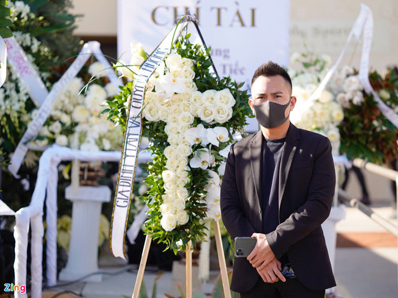 Đến viếng nghệ sĩ Chí Tài, Thành Vinh - con trai của Hoài Linh chia sẻ, cố nghệ sĩ là người chứng kiến anh từ lúc bé cho đến lúc trưởng thành, thành công. Ảnh: Zing