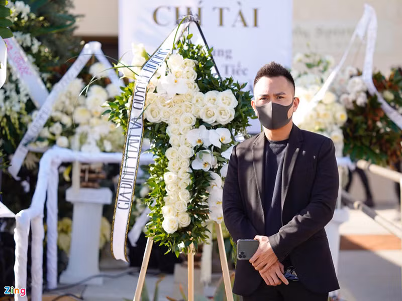 Đến viếng nghệ sĩ Chí Tài, Thành Vinh - con trai của Hoài Linh chia sẻ, cố nghệ sĩ là người chứng kiến anh từ lúc bé cho đến lúc trưởng thành, thành công. Ảnh: Zing