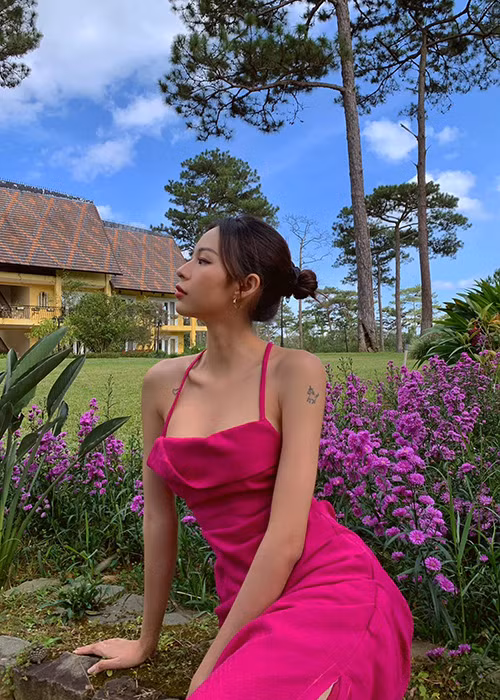 Quán quân The Face 2016 rất kín tiếng về chuyện tình cảm. Hồi tháng 12/2020, Phí Phương Anh vướng nghi vấn hẹn hò một thiếu gia.